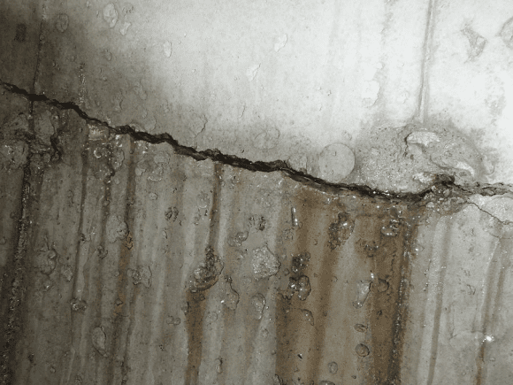 Infiltration d’eau par la fissure dans le mur de fondations